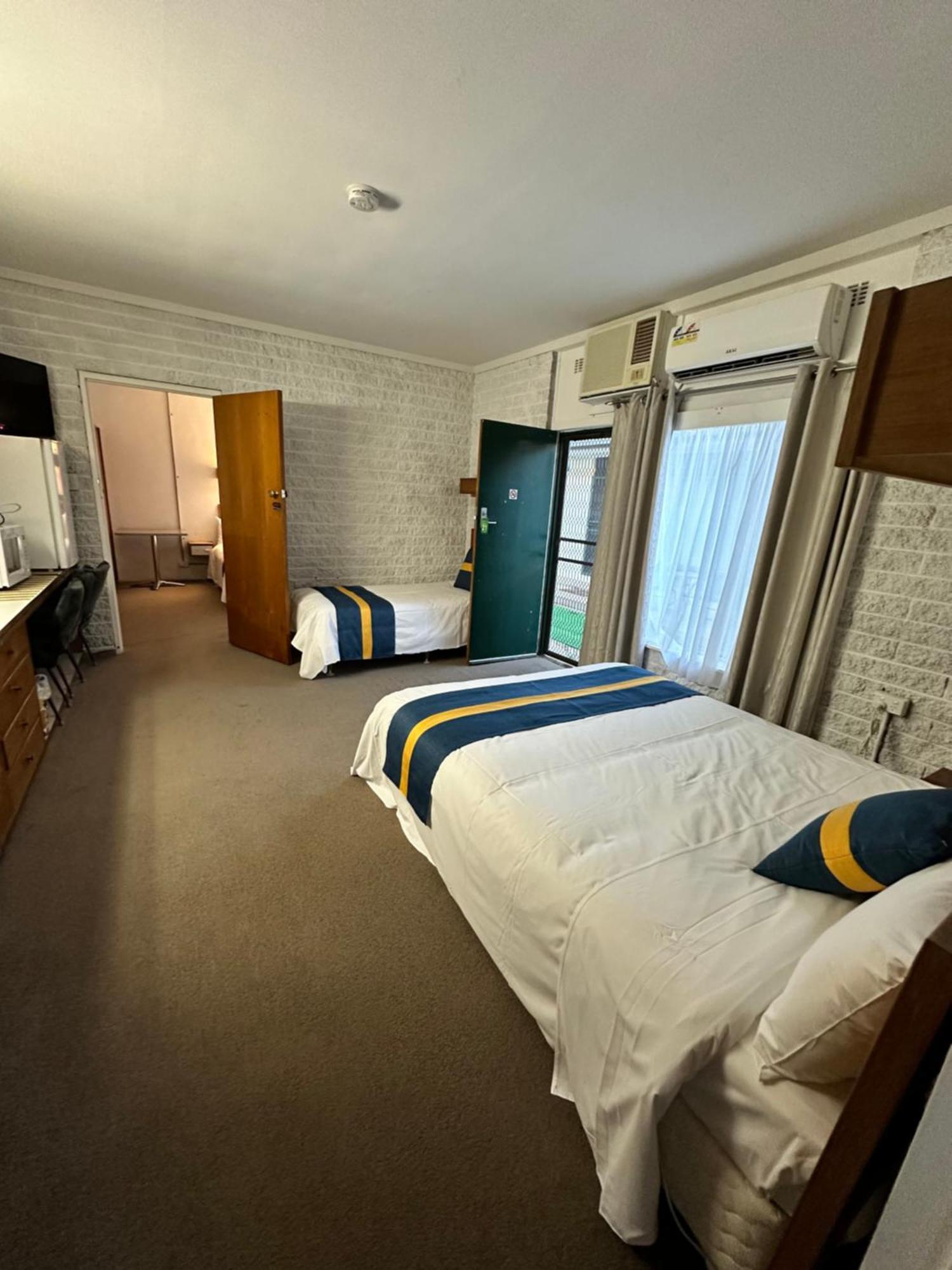 The Shamrock Hotel Balranald Exterior photo
